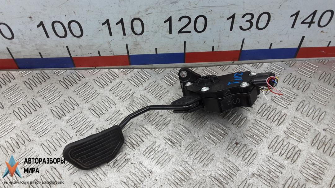 педаль Toyota RAV4 4 поколение (CA40) 2013, 2.2 л., дизель, МКПП, внедорожник 5 дв. - фото №1