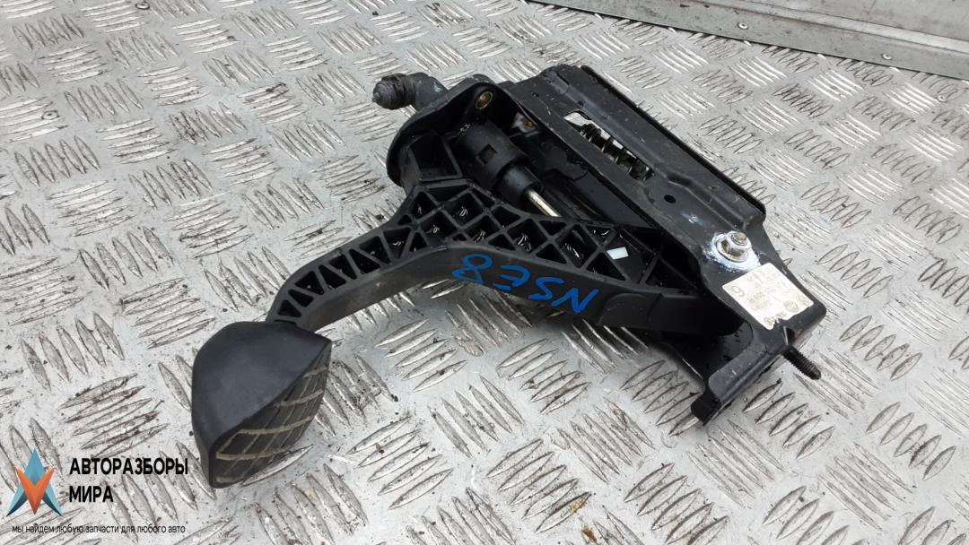 педаль Skoda Octavia 1 поколение (A4) 1999, 1.6 л., бензин, МКПП, хетчбэк 5 дв. - фото №1