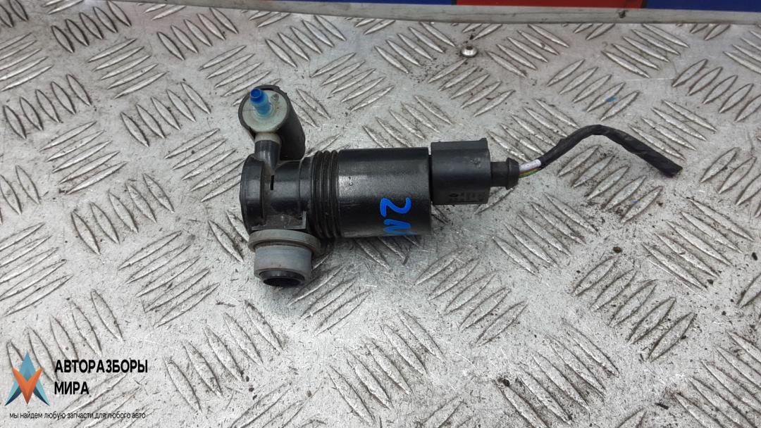 насос (моторчик) омывателя стекла Land Rover Freelander 2 поколение 2007, 2.2 л., D TD4, дизель, МКПП, внедорожник 5 дв. - фото №1