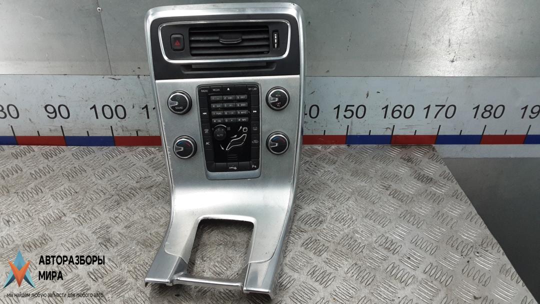 консоль салона (центральная часть) Volvo V60 1 поколение 2012, 2.0 л., дизель, МКПП, универсал - фото №1