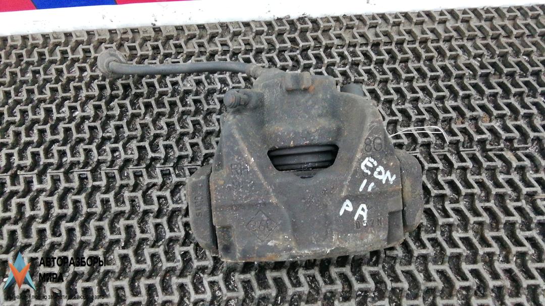 суппорт передний правый Renault Fluence 1 поколение 2011, 1.5 л., дизель, АКПП, седан - фото №1