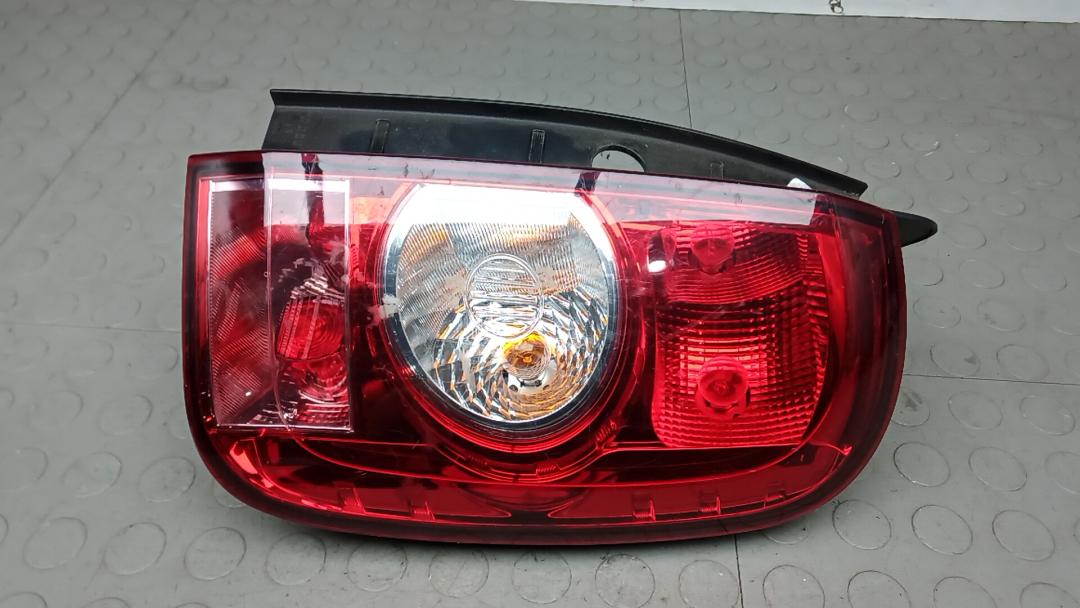 фонарь задний правый Renault Duster 1 поколение 2013, 1.6 л., бензин, МКПП, внедорожник 5 дв. - фото №1