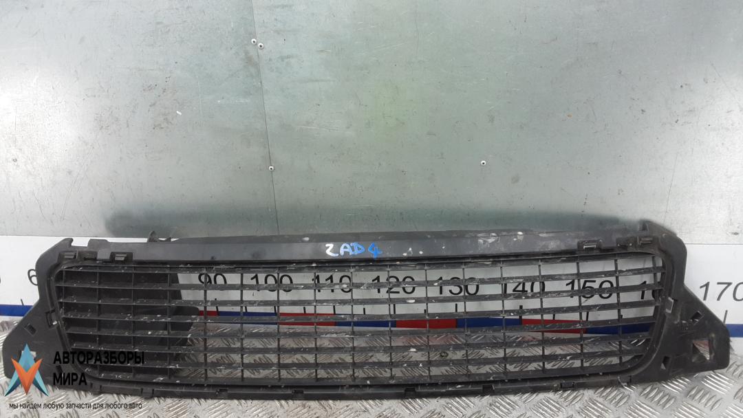 заглушка (решетка) в бампер Renault Duster 1 поколение 2013, 1.6 л., бензин, МКПП, внедорожник 5 дв. - фото №1