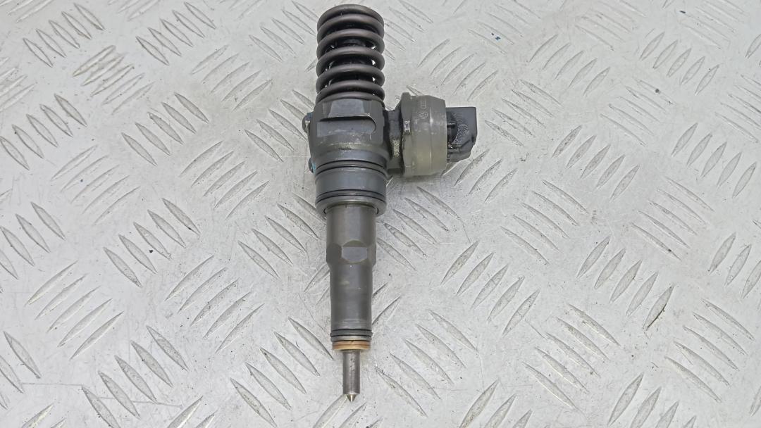 форсунка Volkswagen Passat B6 2006, 1.9 л., дизель, МКПП, седан, 038130073AG - фото №1