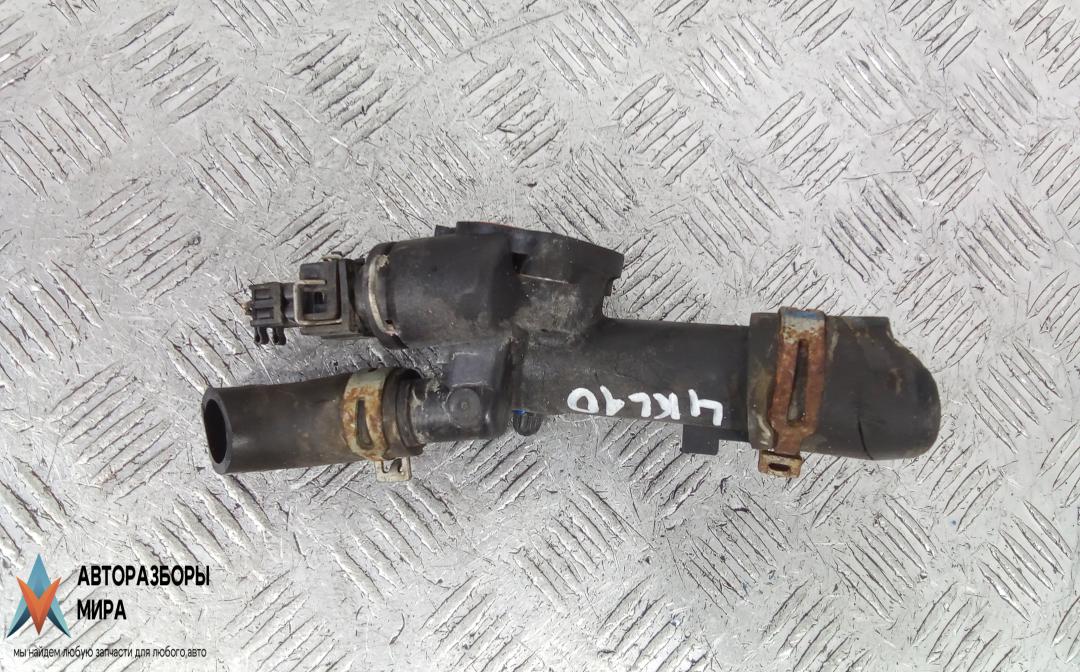 Корпус термостата дизельный Renault Duster 1 поколение 2013, 1.5 л., дизель, МКПП, внедорожник 5 дв. - фото №1