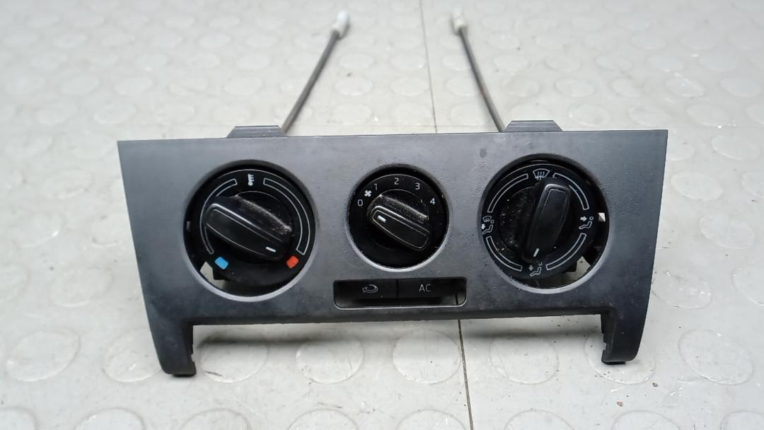 блок управления печки / климат-контроля Skoda Rapid 1 поколение 2013, 1.6 л., дизель, МКПП, хетчбэк 5 дв., 5JA820045 - фото №1