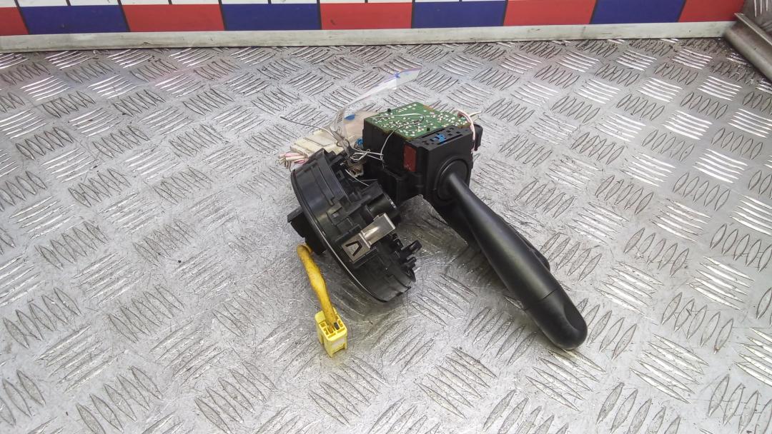 переключатель подрулевой Toyota RAV4 2 поколение (XA20) 2001, 1.8 л., бензин, МКПП, внедорожник 5 дв. - фото №1