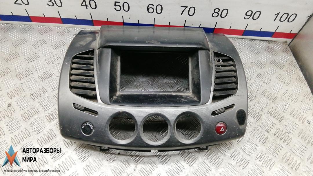 консоль салона (центральная часть) Mitsubishi L200 4 поколение 2007, 2.5 л., дизель, МКПП, внедорожник 5 дв., MN123716XA, MN123715XA, MN179800HA, MN179269XA - фото №1