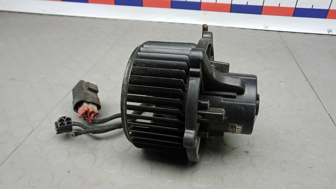 моторчик печки Kia Cerato 1 поколение 2005, 1.5 л., дизель, МКПП, хетчбэк 5 дв., 971132F000 - фото №1