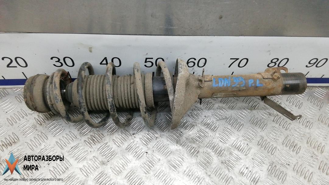 Стойка Volkswagen Bora 1 поколение 2002, 1.4 л., бензин, МКПП, седан - фото №1