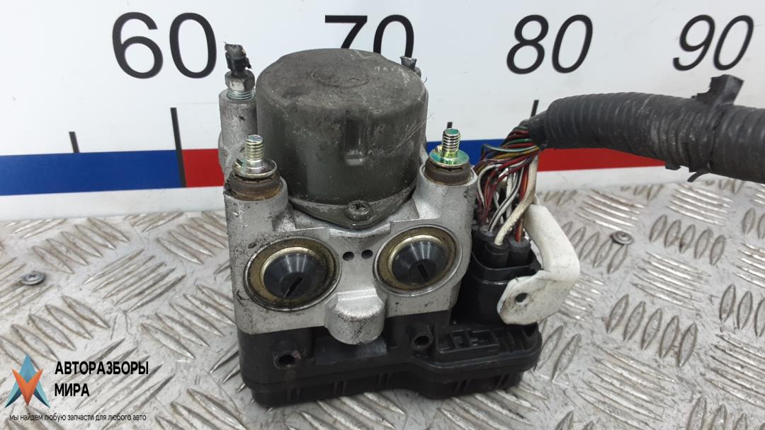 блок ABS Toyota RAV4 2 поколение (XA20) 2000, 2.0 л., бензин, МКПП, внедорожник 5 дв. - фото №1