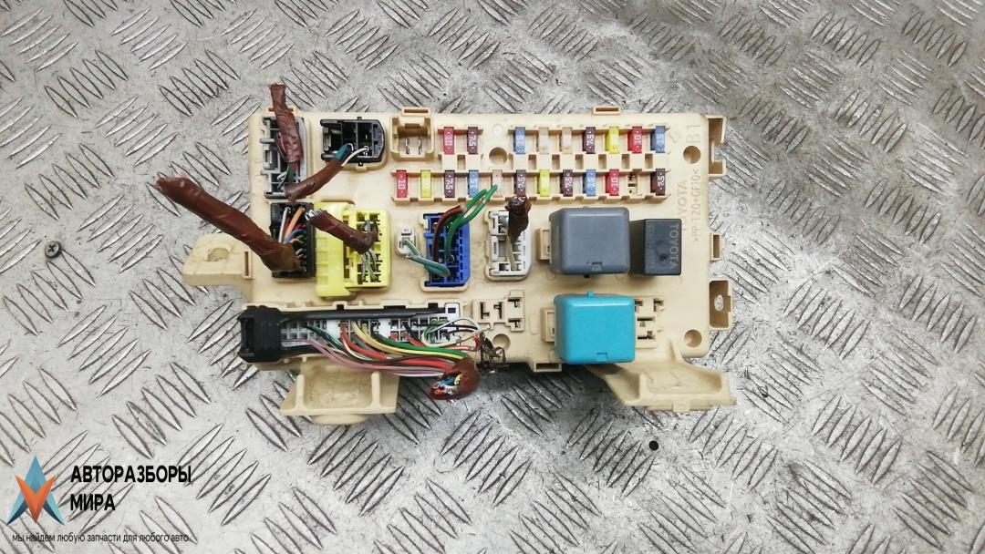 блок предохранителей Toyota Avensis 2 поколение (T250) 2005, 1.6 л., бензин, МКПП, седан, 82641CA020F - фото №1